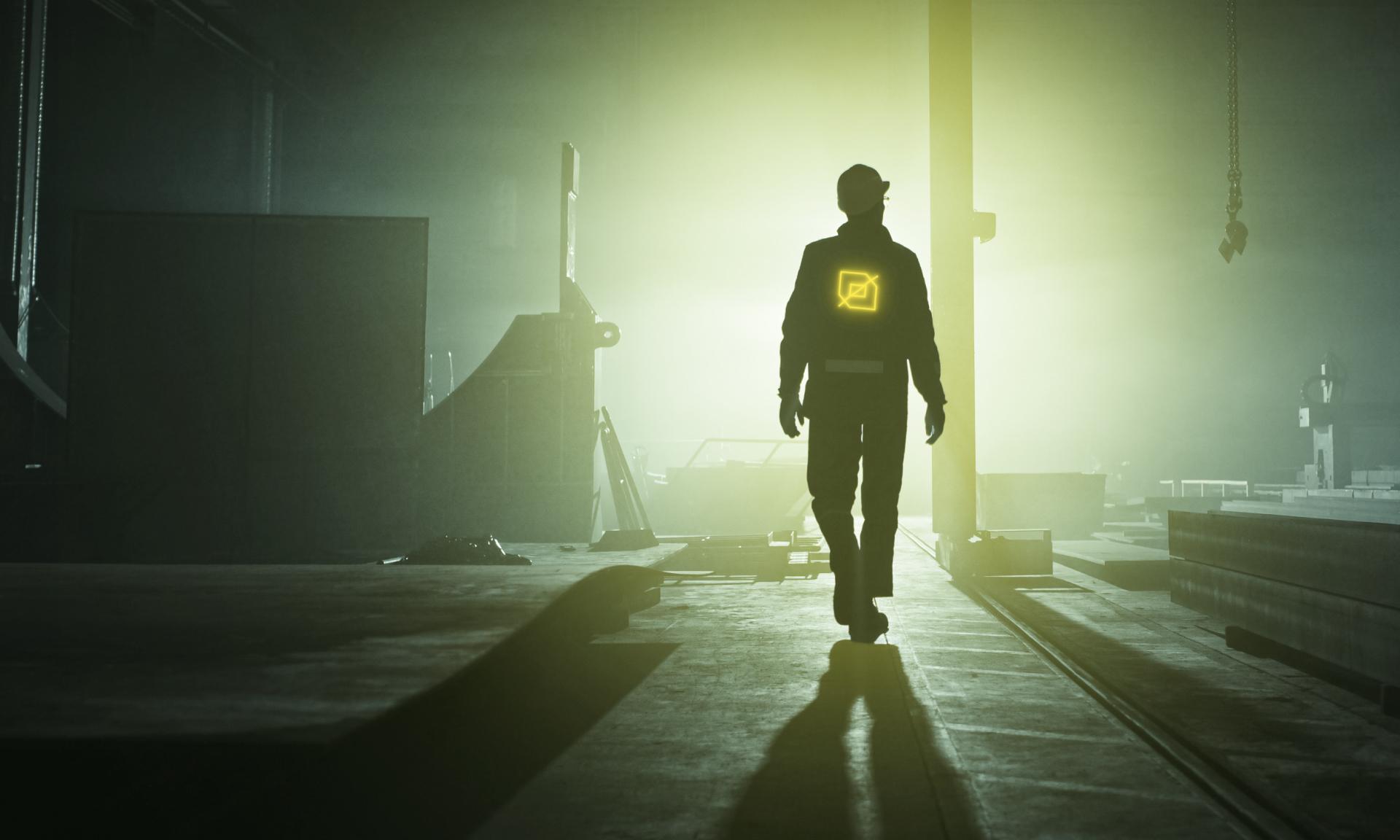 Norman magazijn Een man in het Norman magazijn met het logo op zijn rug.